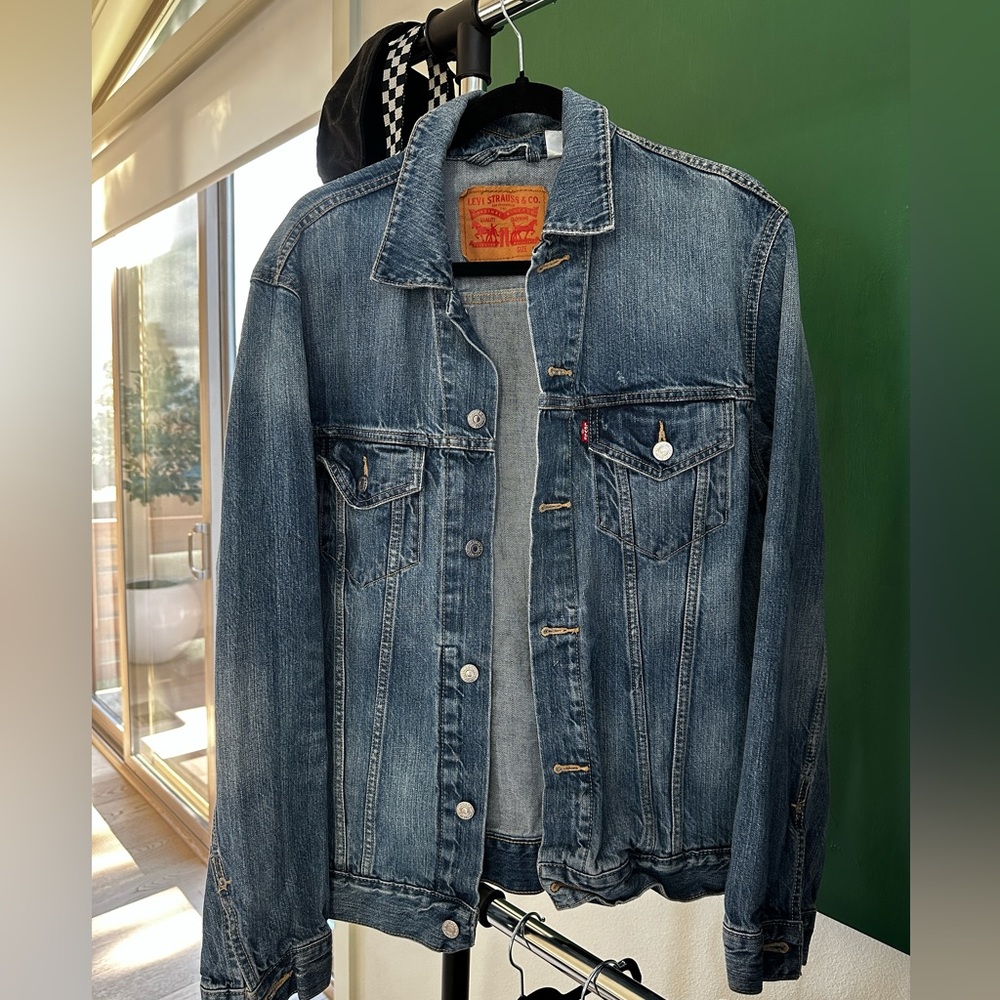 Men’s Levi’s denim jacket size L
